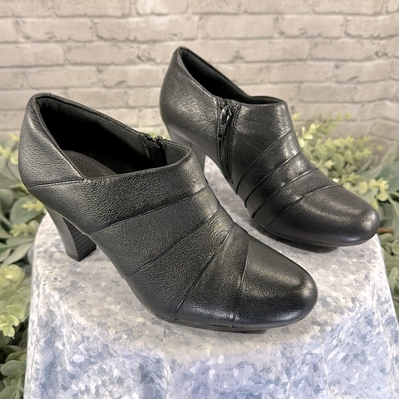 Clark’s Bendables Black Leather Layered Side-Zip RoundToe Shootie Heels WMS 6M - Picture 11 of 11